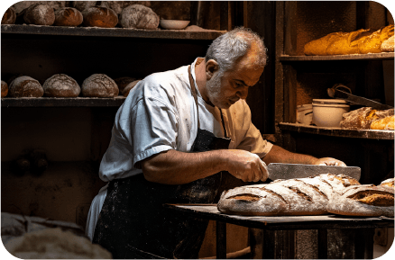 Пекарь за работой